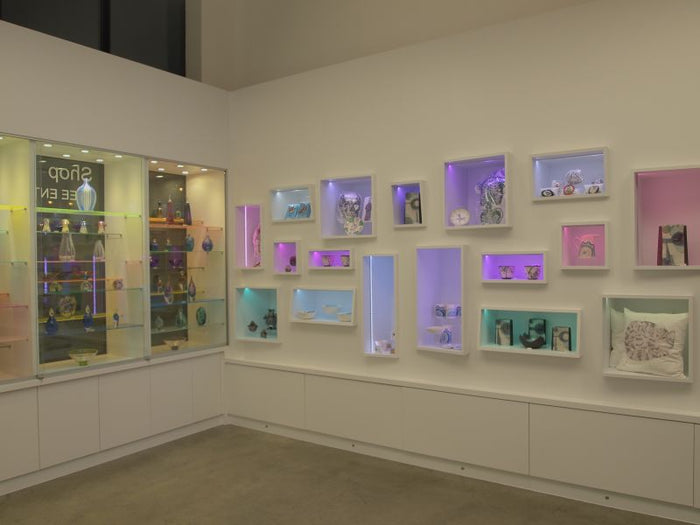 Interactive Retail: Revolutionizing Customer Engagement with Glass Displays