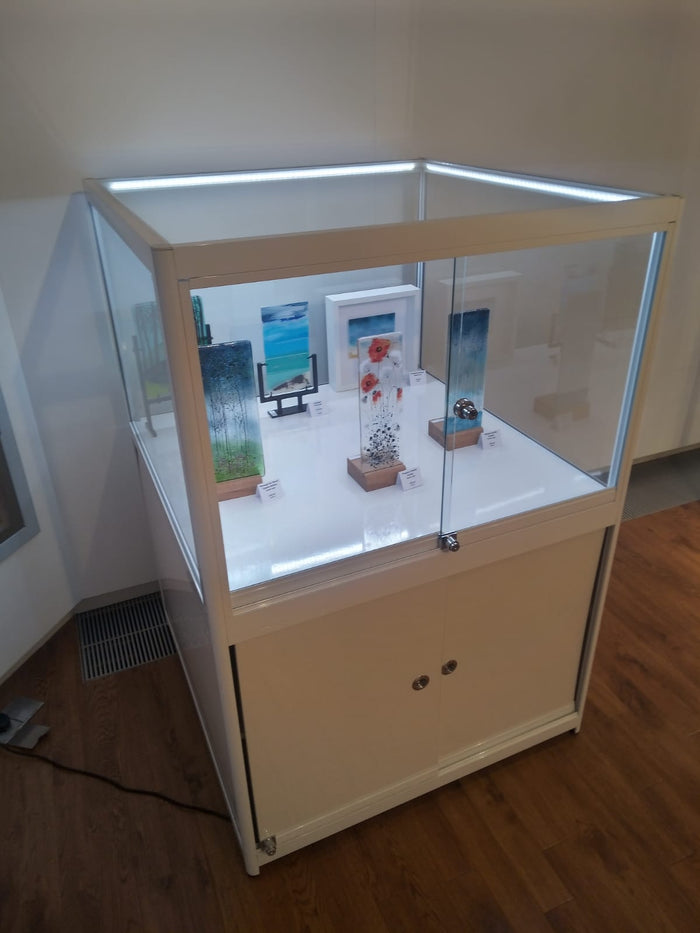 7 Tips for Using a Glass Display Cabinet in Your Home