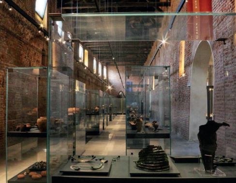 Reflecting Brilliance: How Glass Cabinets Illuminate Museum Pieces - Display Cabinets Direct